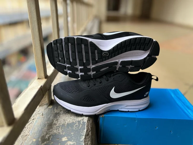 black-white_nike_air_running_shoes_2.webp