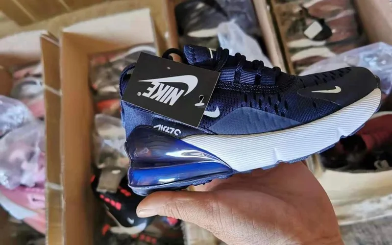 blue-white_nike_sneakers_airmax_270_2.webp