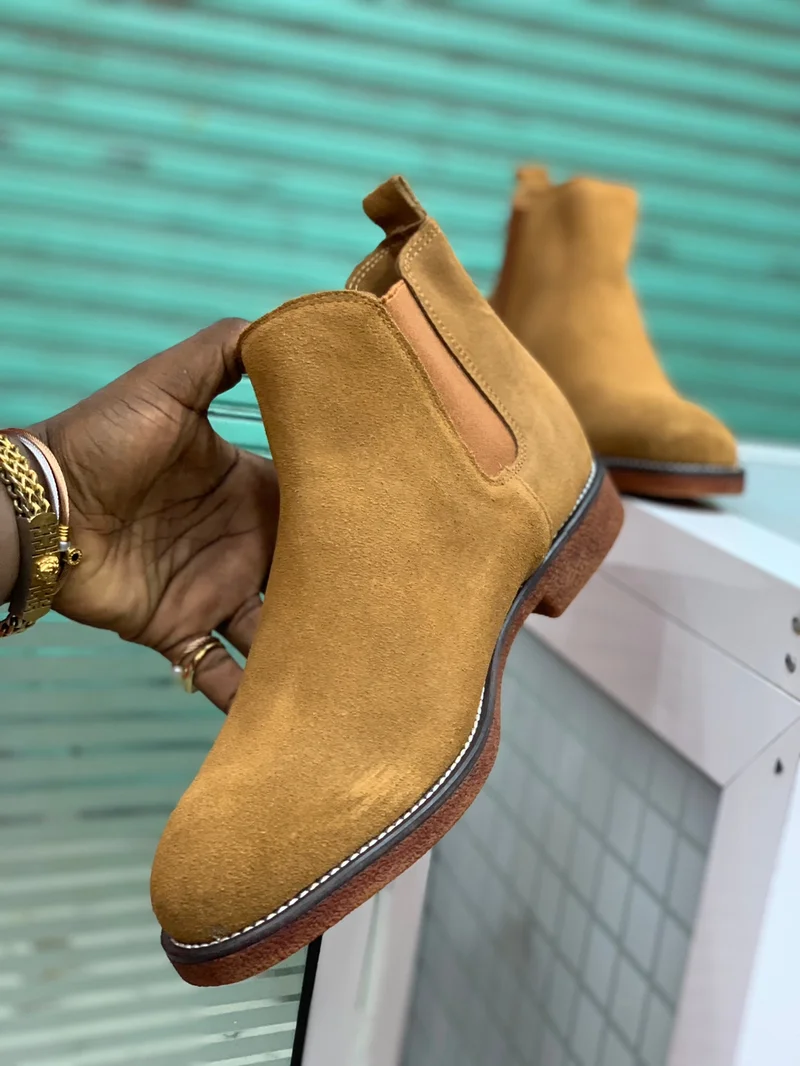 brown_clarks_leather_chelsea_boots_fashion_men_2.webp