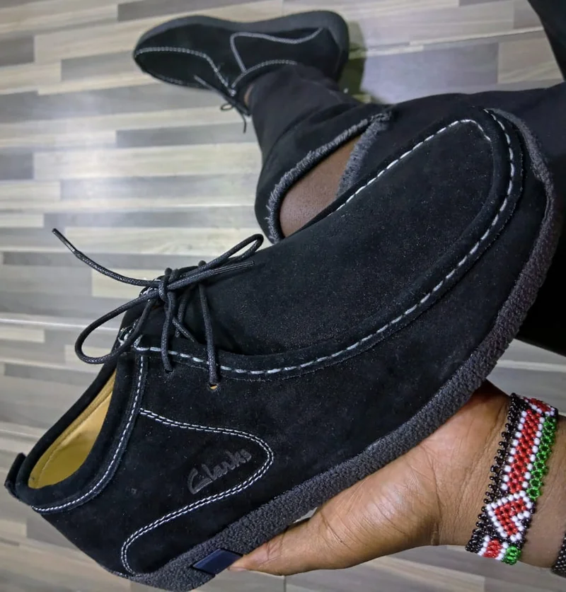 casual_black_men_loafers_clarks_shoes_2.webp