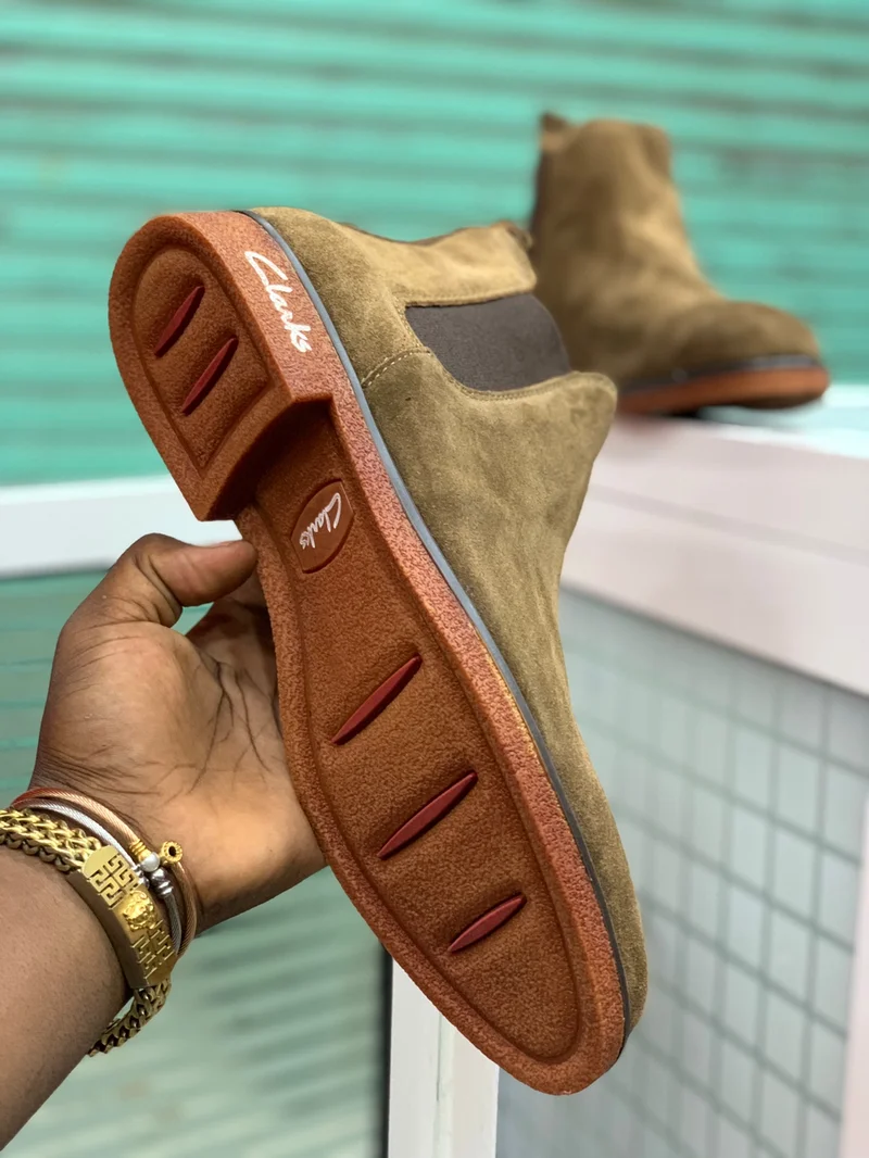 clarks_leather_chelsea_boots_fashion_men_2.webp
