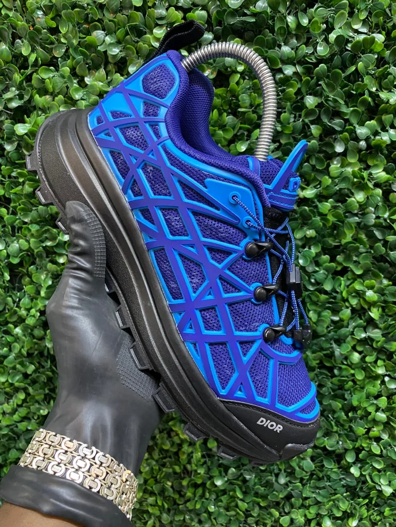 classic_dior_b31_runner-blue_2.webp