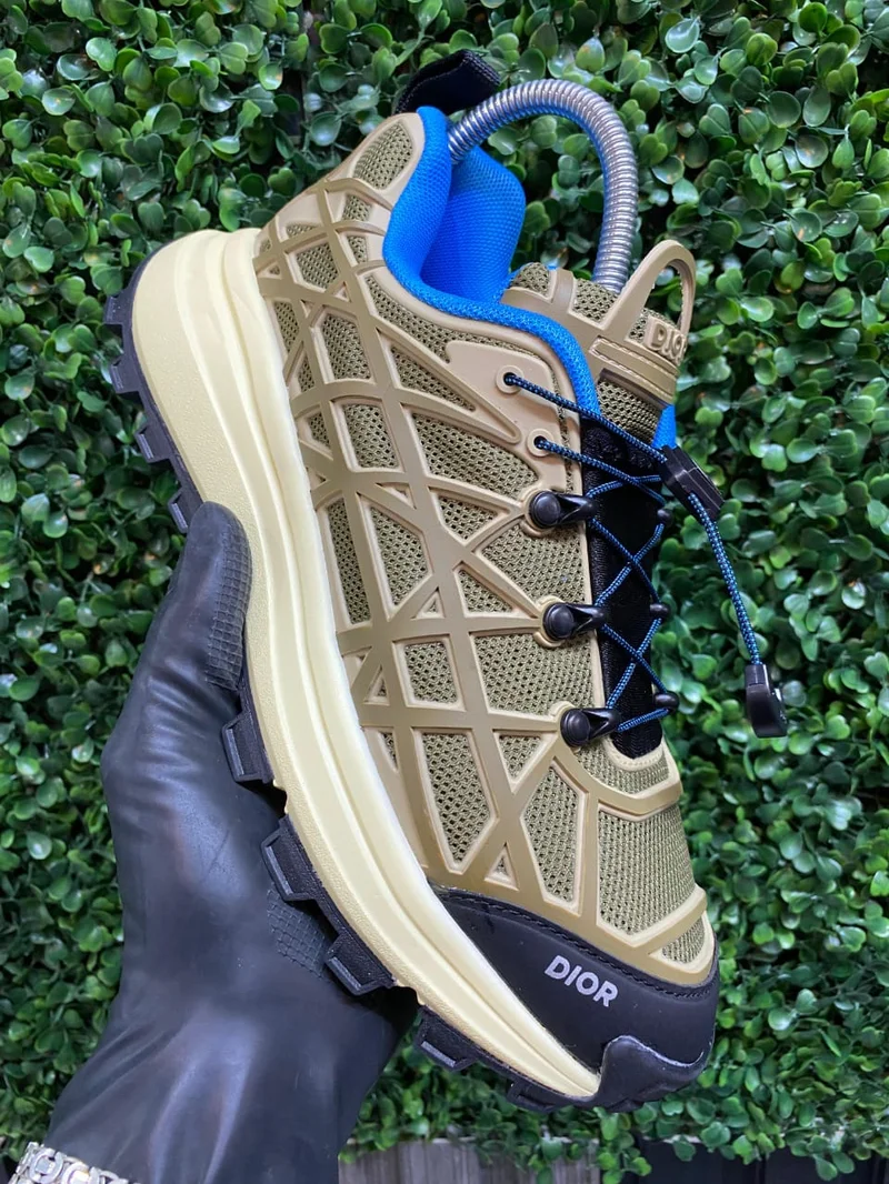 classic_dior_b31_runner-brown_2.webp