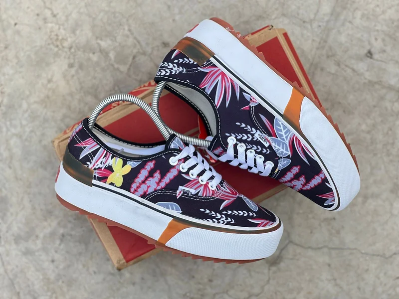 colourful_printed_era_-palm_tree_low_top_vans_2.webp