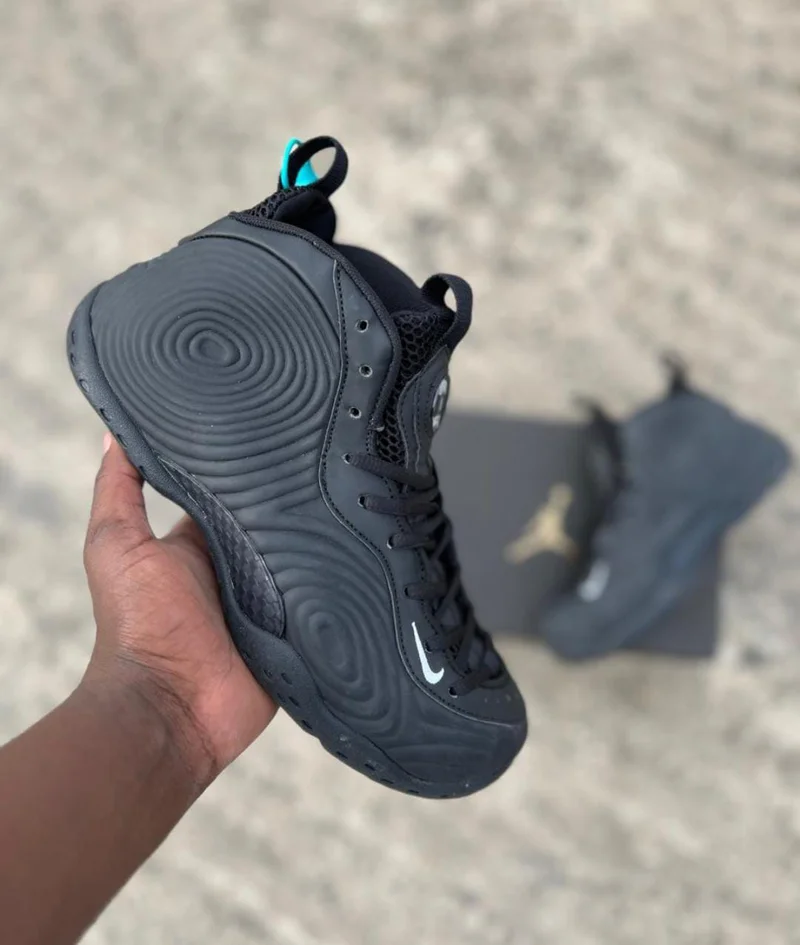 commes_des_garcon_x_nike_air_foamposite_2.webp