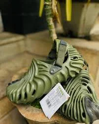 crocs_pollex_x_salehe_bembury_clog_-black_summer_beach_clogs-shoes-green_sandals_3.webp