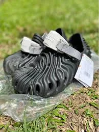 crocs_pollex_x_salehe_bembury_clog_-black_summer_beach_clogs-shoes-sandals_4.webp