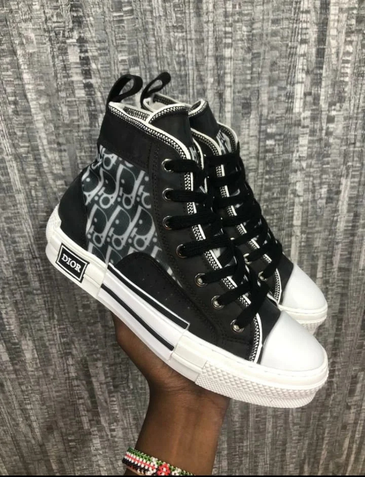 dior_b23_high-top_sneaker_oblique_canvas_black_calfskin_white_2.webp
