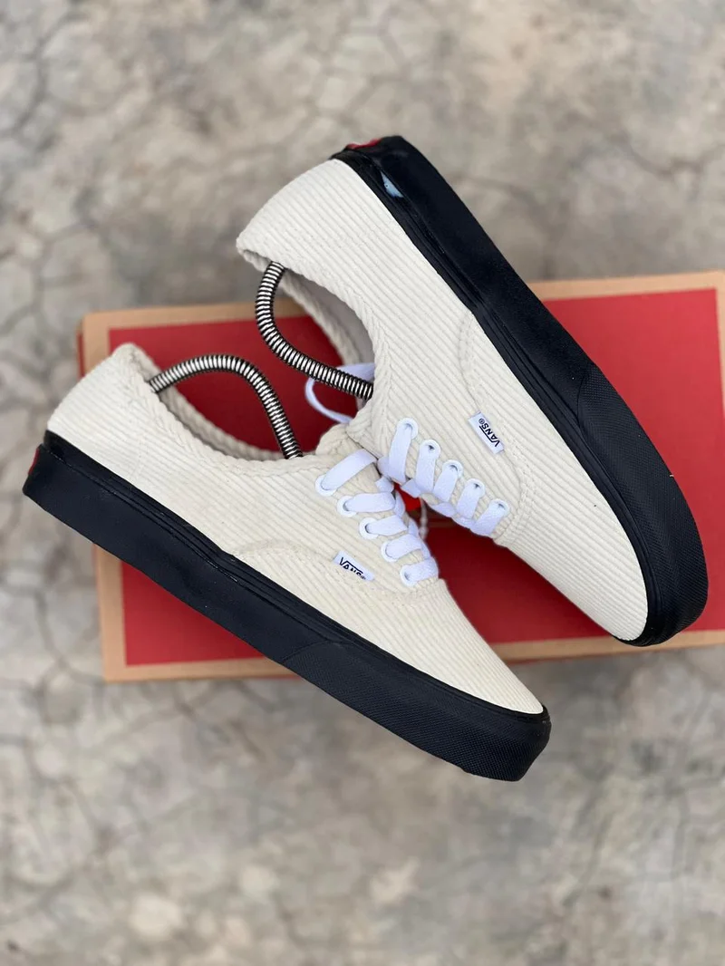 fabric_double_sole_corduroy_vans_of_the_wall_cream_-_blacksole_3.webp