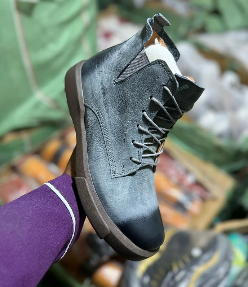 grey__clarks_double_sole_leather_boots_2.webp