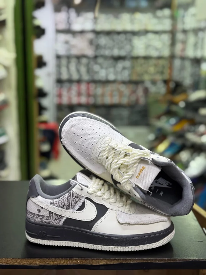 grey-white__nike_air_force__sneakers_2.webp