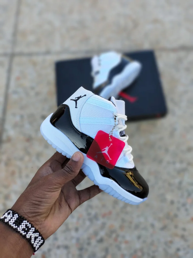 kids_air_jordan_11_low_“white_black”_2.webp