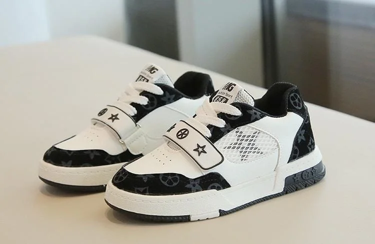 kids'_white_&_black_sneakers_-_trendy,_comfortable,_durable_-little_fashionistas_3.webp