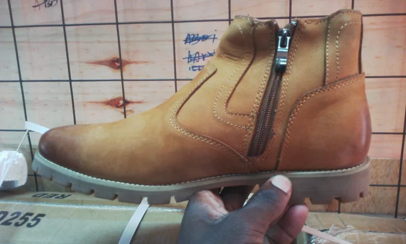 mustard_clarks_chelsea_boots_fashion_men_2.webp