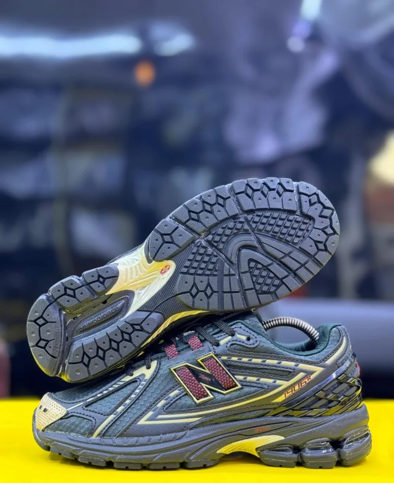 new_balance_kith_x_1906r_black_sneakers_2.webp