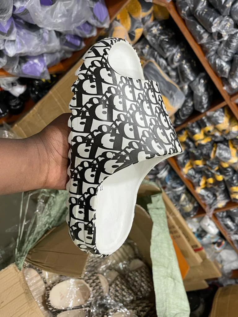 new_style_adidas_yeezy_slippers_men_fashion_summer_2.webp