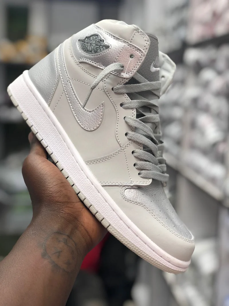 nike_air_jordan_1_retro_high_og_co_jp_neutral_grey_metallic_silver_2.webp