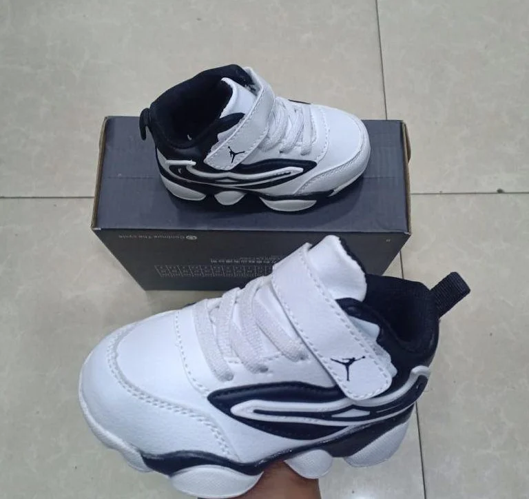 nike_air_jordan_sneakers_white-black_2.webp