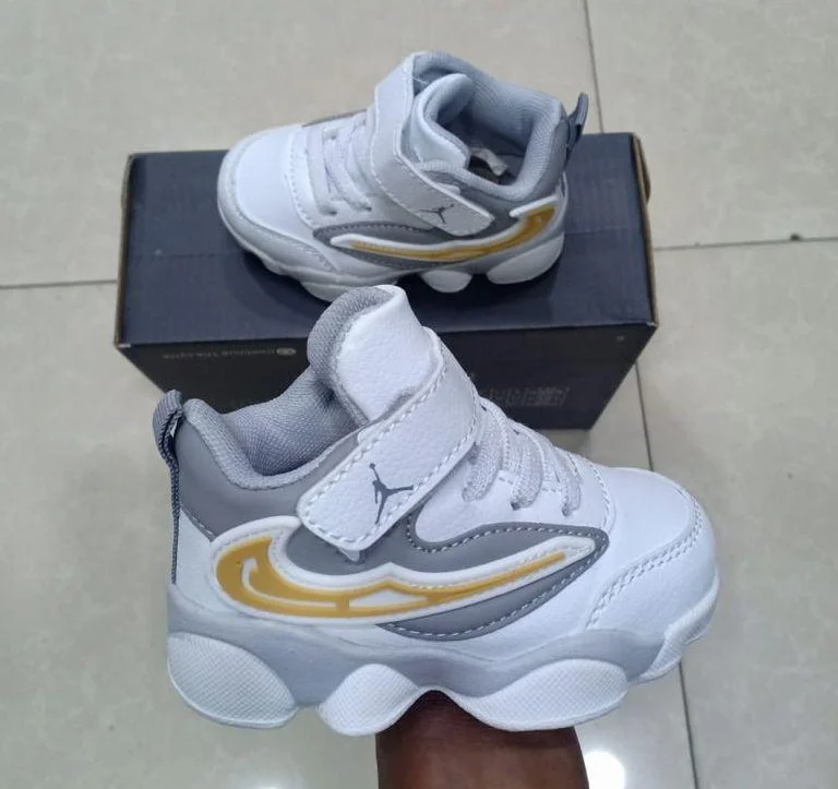 nike_air_jordan_sneakers_white-grey_gold_2.webp