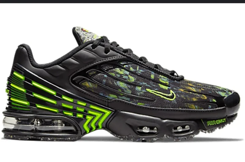 nike_air_max_plus_3_black_and_volt_2.webp