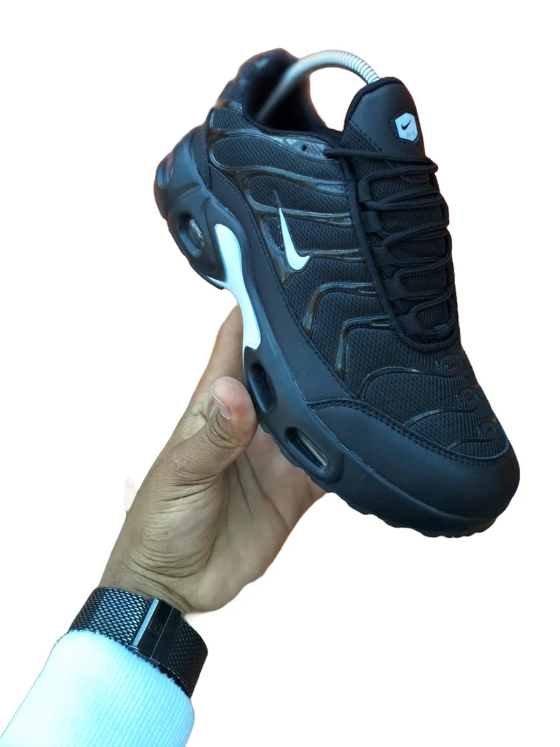 nike_air_max_plus_black_2.webp