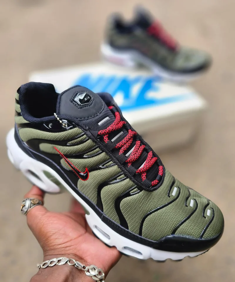 nike_air_max_plus_black_cargo_khaki_2.webp