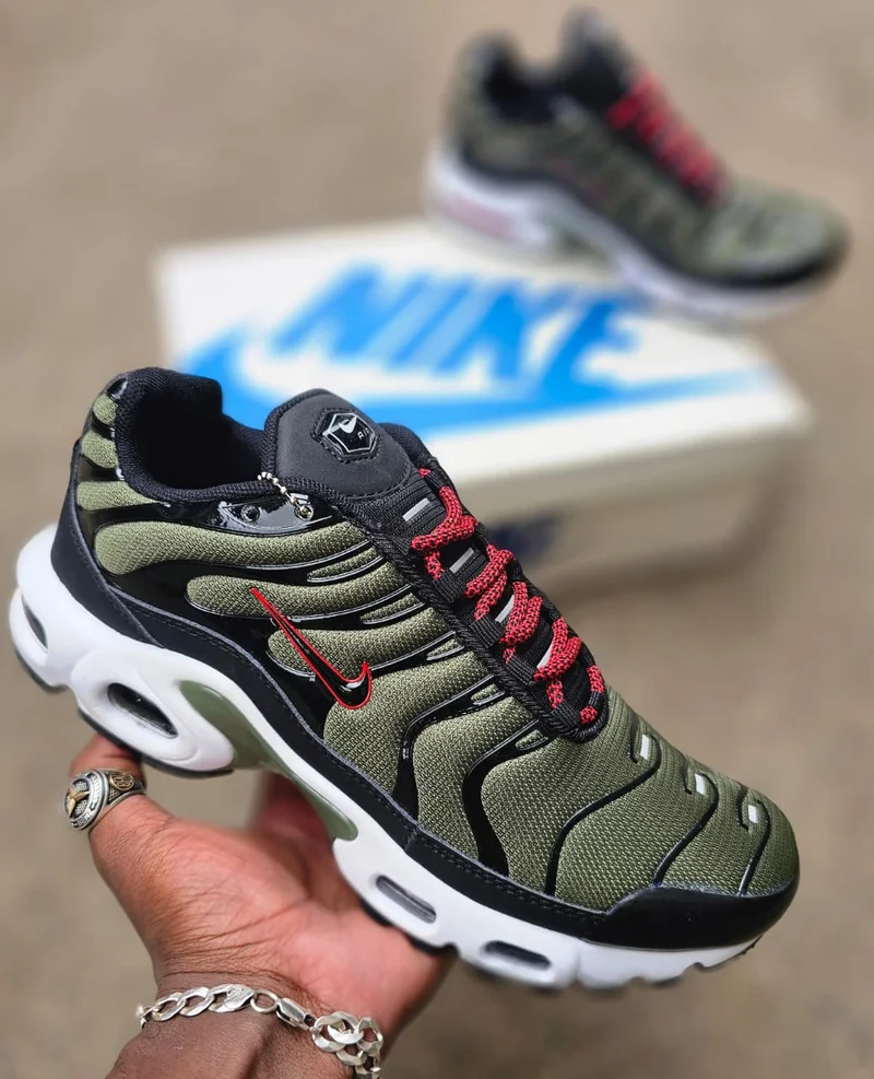 nike_air_max_plus_black_cargo_khaki_3.webp