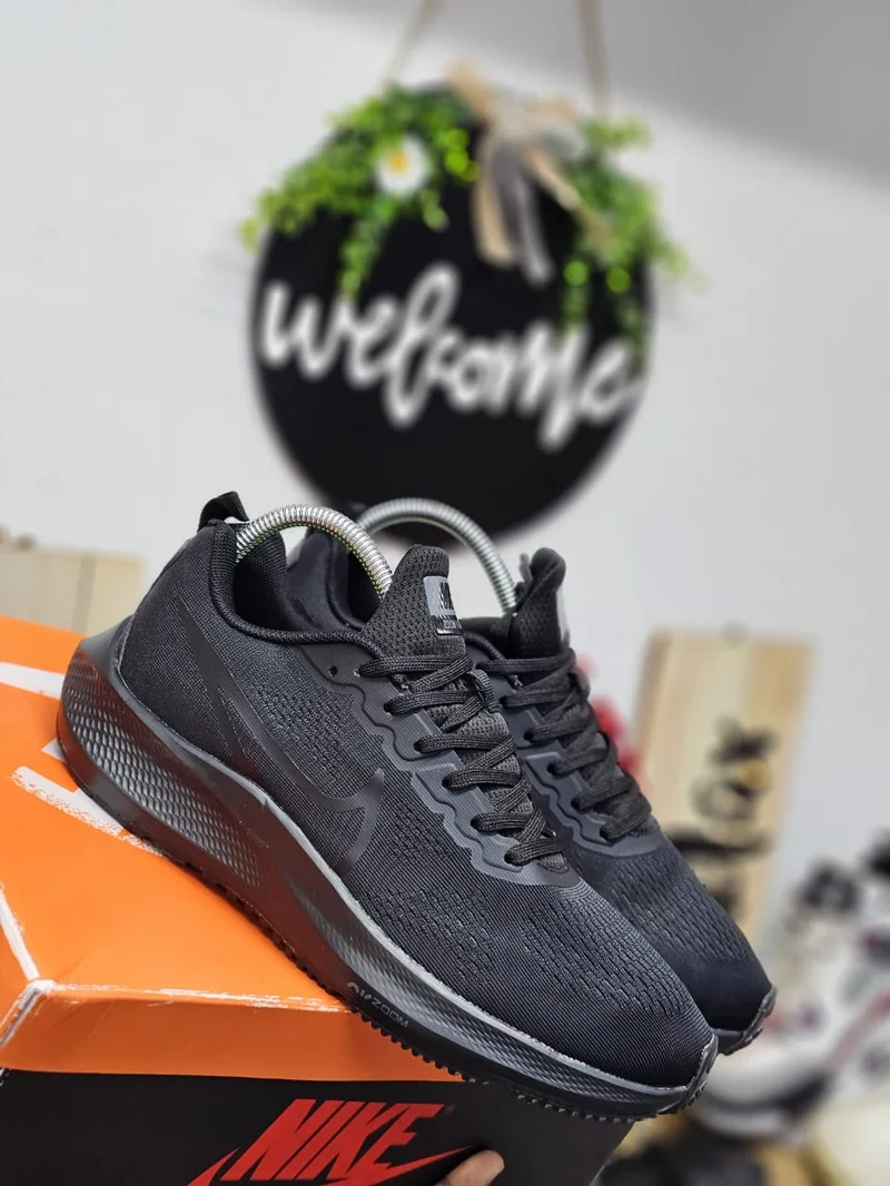 nike_air_zoom_winflo_7_black_anthracite_2.webp