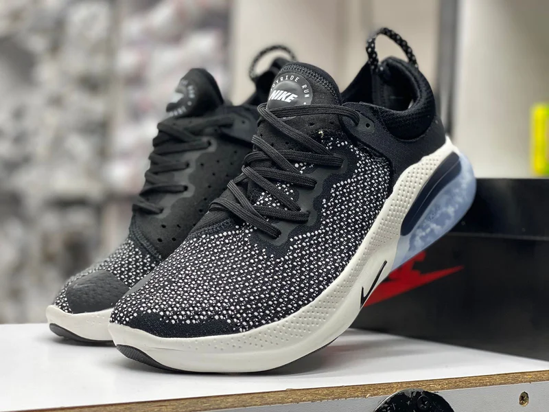 nike_joyride_run_flyknit_black_white_2.webp