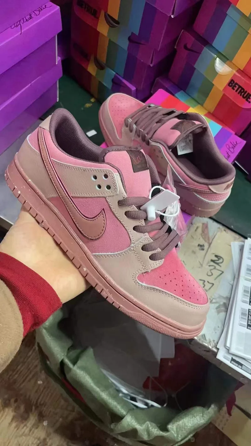 nike_sb_dunk_city_of_love_2.webp