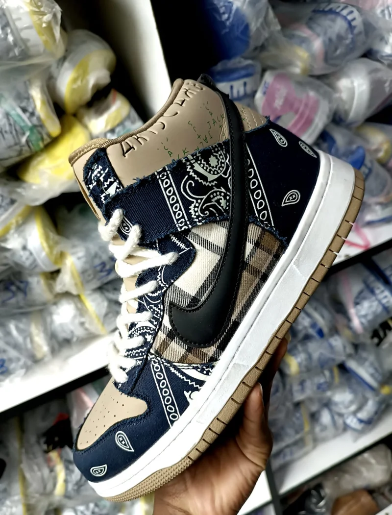 nike_sb_dunk_highcut__x_travis_scott_(glow_in_the_dark)_2.webp