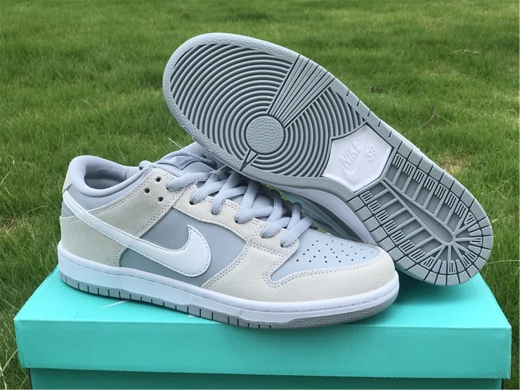 nike_sb_dunk_low_summit_white_wolf_grey_sneakers_2.webp