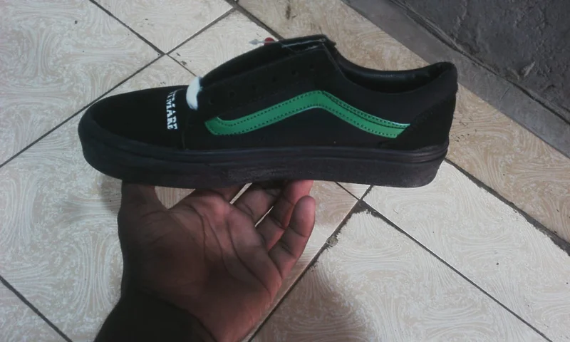 off_the_wall_black_green_vans_casual_shoes_2.webp