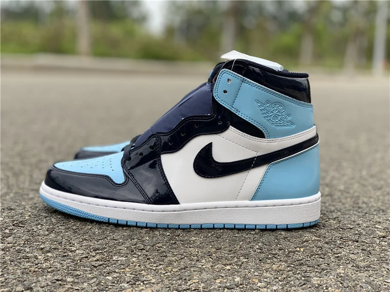 air_jordan_1__retro_high_og_unc_(blue_chill)_2.webp