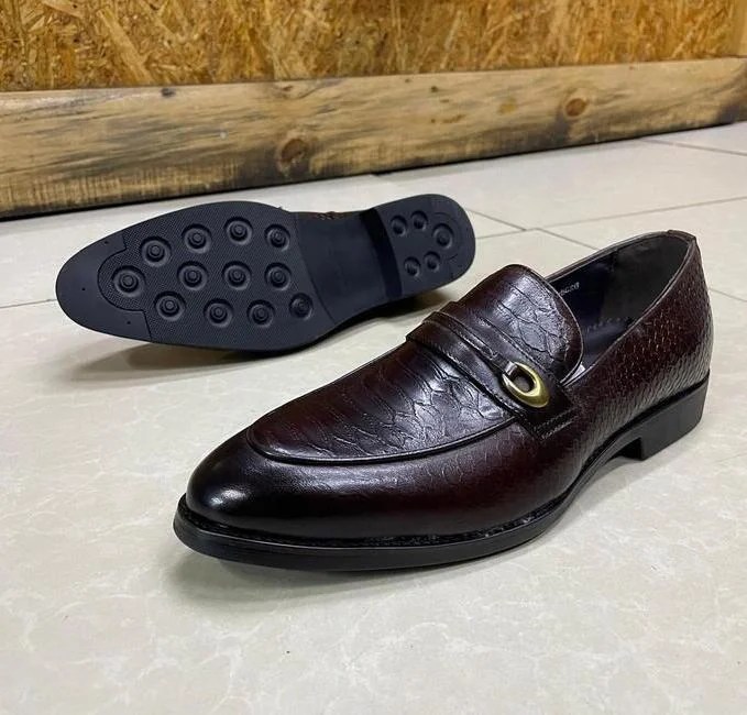sleek&_sophisticated_men's_clarks_premium_leather_slip-on_sleek_silhouet_loafers_2.webp