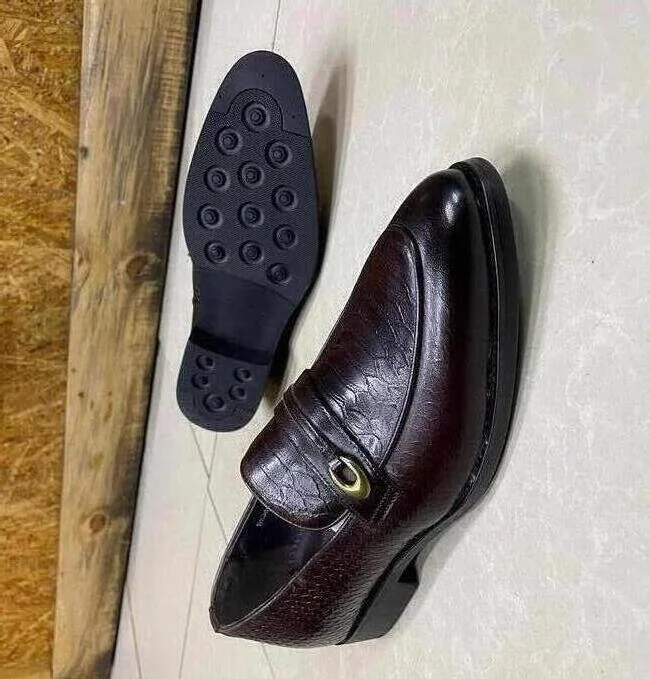sleek&_sophisticated_men's_clarks_premium_leather_slip-on_sleek_silhouet_loafers_3.webp