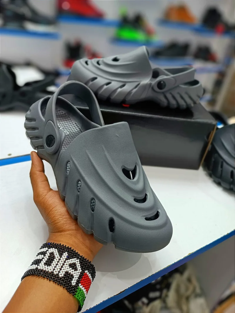 summer_crocs_unisex_grey_clogs_sandal_2.webp