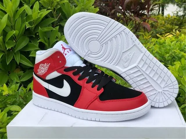 air_jordan_1_mid_chicago_2.webp