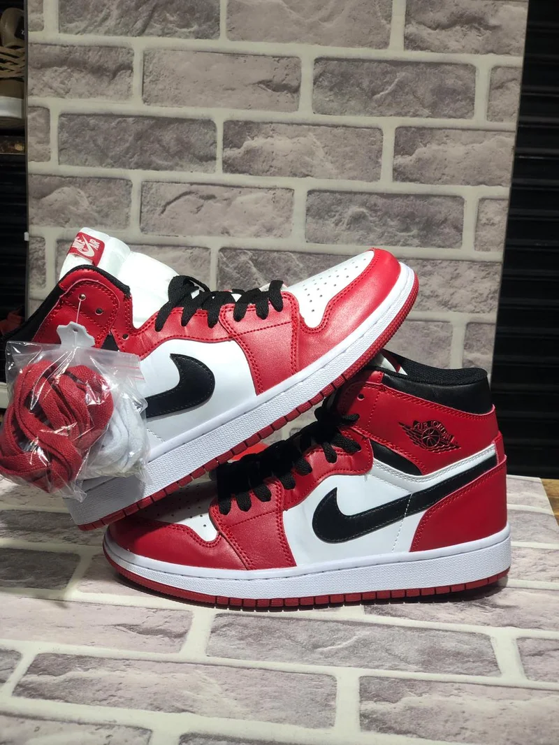 air_jordan_1_retro_high_og_chicago_sneakers_2.webp