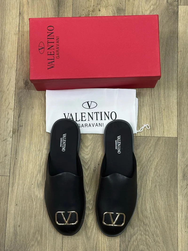 valentino_garavani_black_leather_slippers_2.webp
