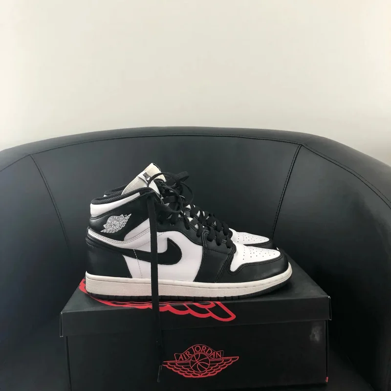 air_jordan_1_retro_high_og_–_black_white_2.webp