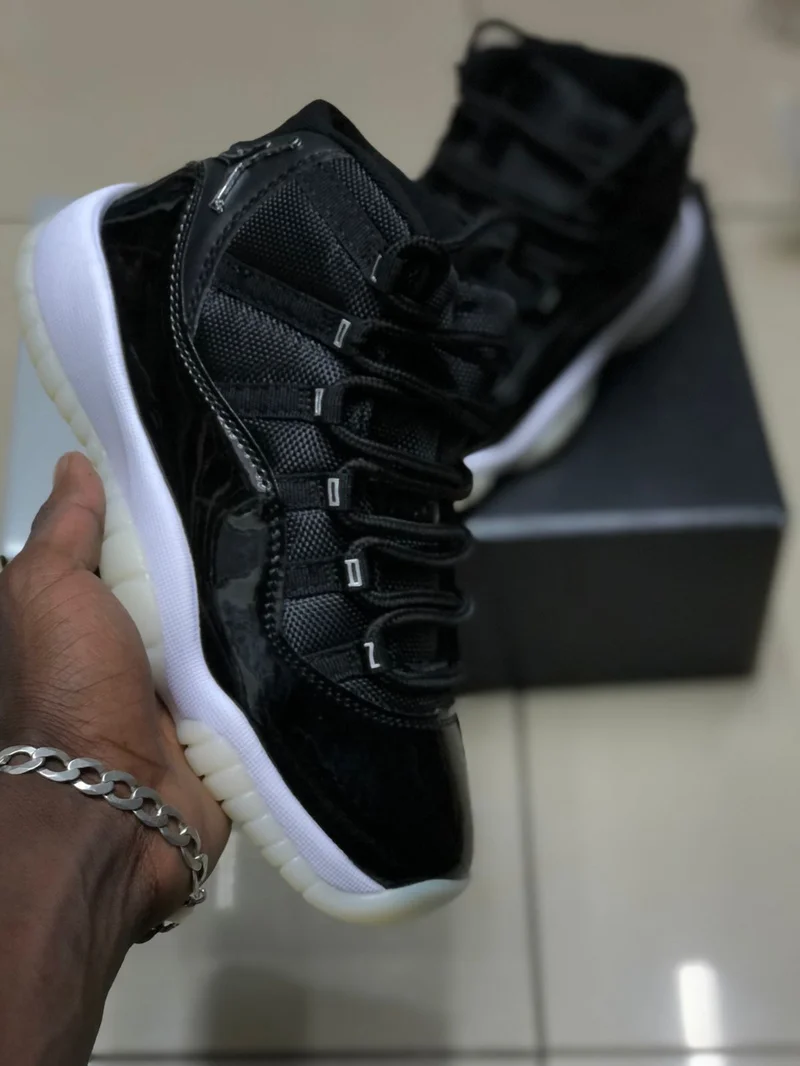 air_jordan_11_gs_retro_leather_trainers_2.webp
