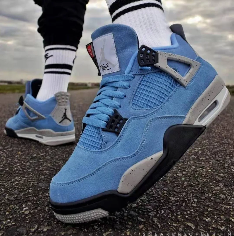 air_jordan_4_retro_gs_'university_blue'_2.webp