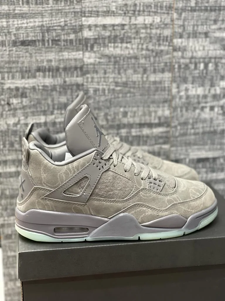 air_jordan_4_retro_kaws,_cream_white-clear-glow_2.webp