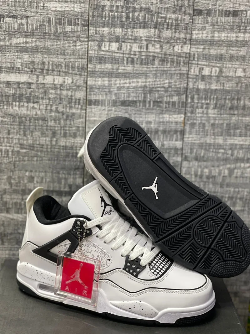 air_jordan_4_retro_white_black_metallic_silver_2.webp
