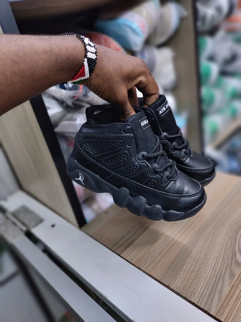 air_jordan_9_kids_retro_black_sneakers_2.webp