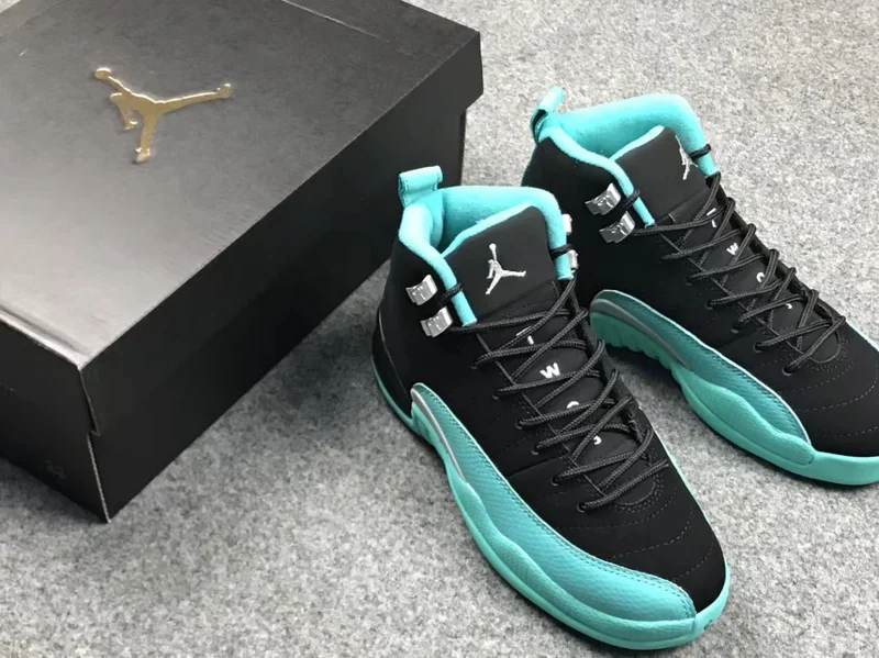 air_jordan_black_mettalic_silver_3.webp