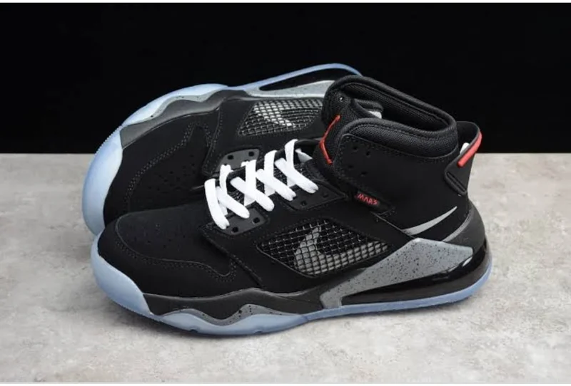 air_jordan_mars_270_black_metallic_silver_2.webp