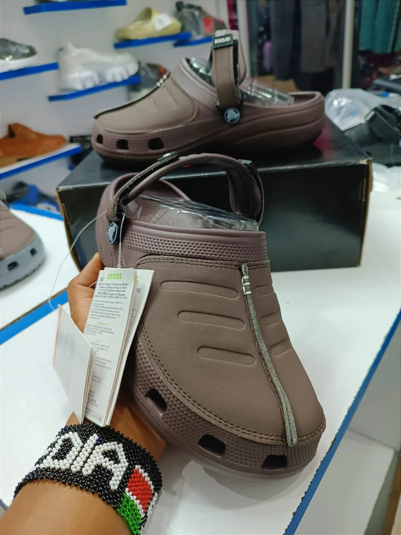 authentic_men_sandals_coffee_brown_casual_crocs_2.webp