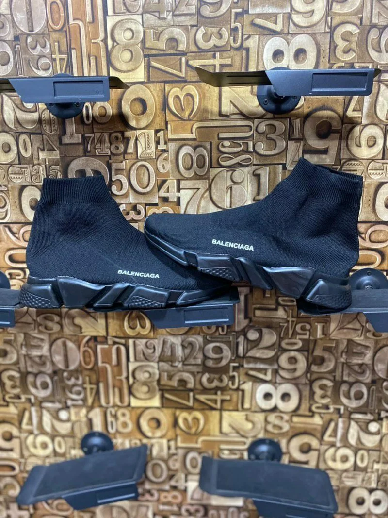 balenciaga_all_black_sneakers_2.webp
